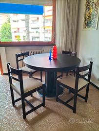 Tavolo tondo con sedie in laminato 