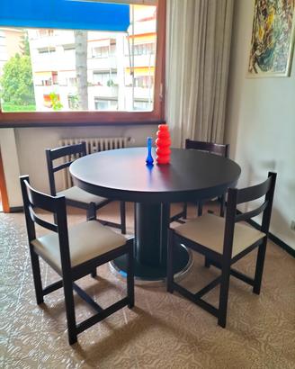Tavolo tondo con sedie in laminato 