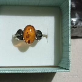 Anello in argento con Ambra centrale