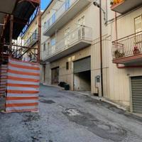 Edificio con garage e terreni a San Giovanni Roton