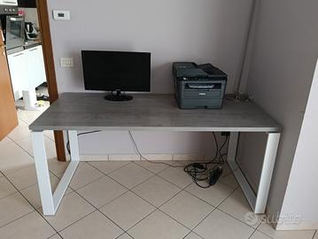 scrivania + sedia ergonomica