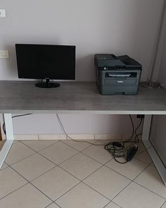 scrivania + sedia ergonomica