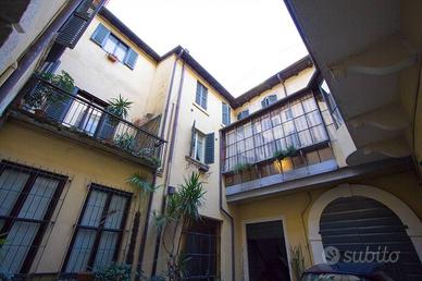 Palazzo / Stabile di 1200 m² con più di 5 locali a