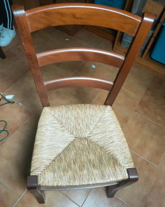 Tre sedie da cucina in legno e paglia