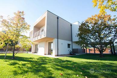 Villa di 332 m² con 5 locali e box auto doppio a S