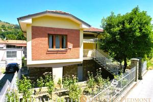 Villa di 180 m² con più di 5 locali e box auto a C
