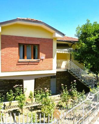 Villa di 180 m² con più di 5 locali e box auto a C
