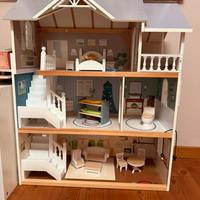 Casa delle bambole in legno