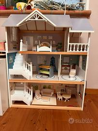 Casa delle bambole in legno