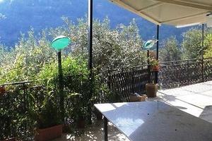 Scaletta superiore ampio terreno con fabbricato