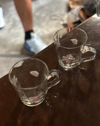 Tazzine da caffè con decorazioni floreali rosa