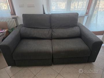 divano 2 posti con chaise longue estraibile
