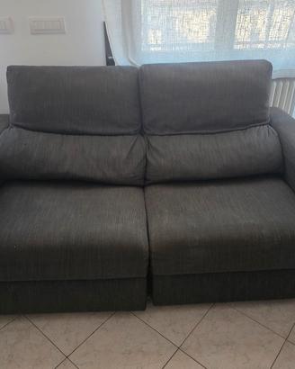 divano 2 posti con chaise longue estraibile
