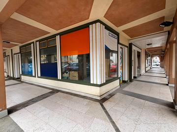 Locale vetrinato al piano terra