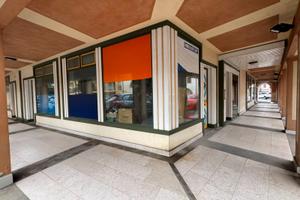 Locale vetrinato al piano terra