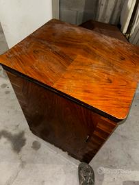 Macchina da cucire Necchi vintage con mobile