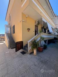Rif. 460 domiziana 160.000,00 villa su 2 livelli