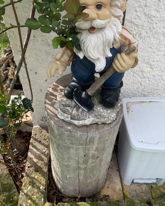 2 gnomi da giardino decorativi + ceppi di legno
