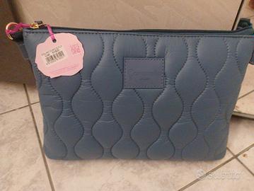 borsa a tracolla con cartellino marca Camomilla