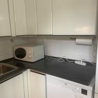 Cucina con tavolo e sedie