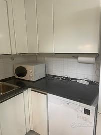 Cucina con tavolo e sedie