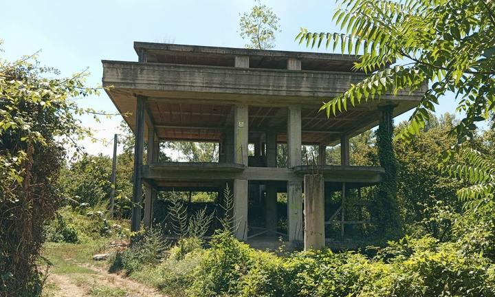 Fabbricato cielo terra da con mq 3000 terreno