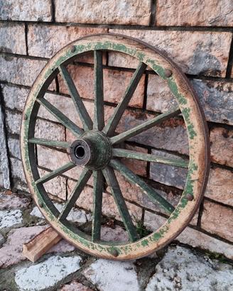 Ruota in legno per decorare parete 