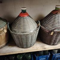 Damigiane e bottiglie vino