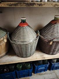 Damigiane e bottiglie vino
