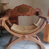 poltroncina antica in legno 