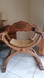 poltroncina antica in legno 