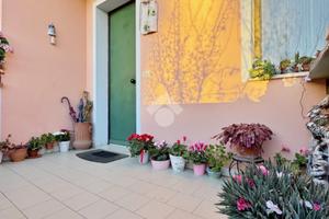 VILLA A SCHIERA A MONTELABBATE