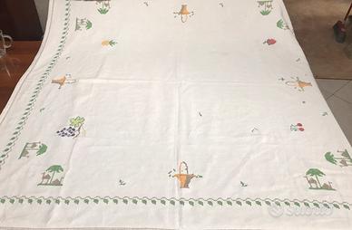 Bella Tovaglia vintage quadrata tutta ricamata