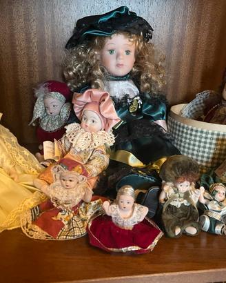 Diverse bambole di porcellana da collezione