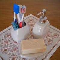 SET DA BAGNO IN CERAMICA BIANCA 3pz+TAPPETO GABEL