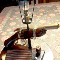 lampada da tavolo in legno di aldo tura pistola