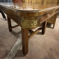 TAVOLO IN LEGNO CON PARTICOLARI IN OTTONE