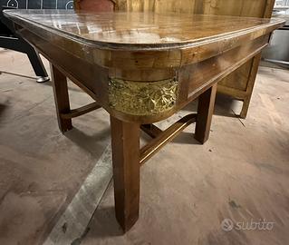 TAVOLO IN LEGNO CON PARTICOLARI IN OTTONE