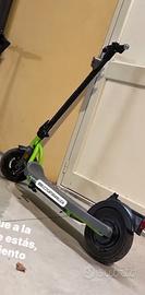 Monopattino elettrico argento