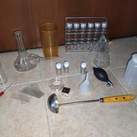 Oggetti per laboratorio di chimica