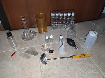 Oggetti per laboratorio di chimica