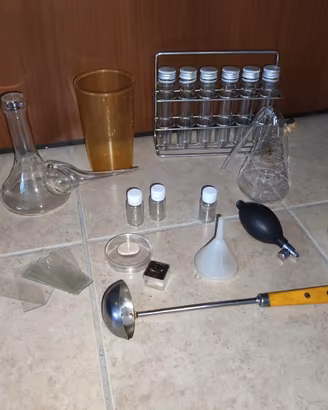 Oggetti per laboratorio di chimica