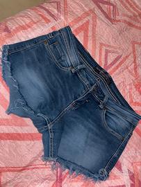 pantaloncini vita bassa in Denim Bershka