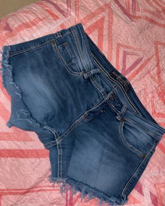 pantaloncini vita bassa in Denim Bershka