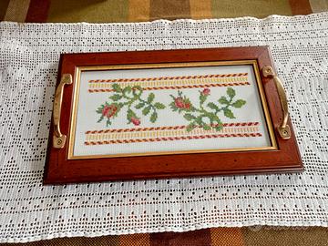VASSOIO IN LEGNO CORNICE CON RICAMO A MANO PUNTO C