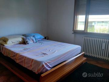 letto in legno con 2 comodini
