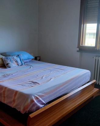 letto in legno con 2 comodini