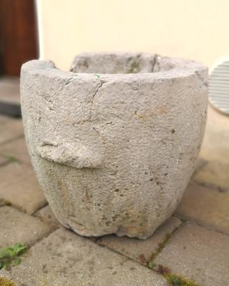 Antica vasca in pietra, fioriera da giardino 