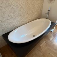Vasca da bagno Flaminia sospesa con cornice rovere