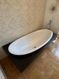 Vasca da bagno Flaminia sospesa con cornice rovere